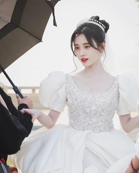 鞠婧祎婚纱造型曝光,被指妆容千篇一律,衣服稍显"廉价