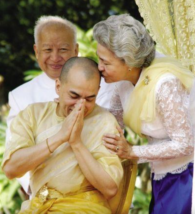 柬埔寨国王西哈莫尼:父亲后宫众多他却一个不娶,陪伴太后真孝顺