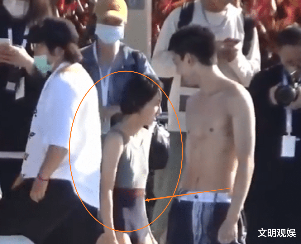 张子枫和吴磊在泳池拍戏,穿泳衣身材太惹眼,无精修腿围认真的?