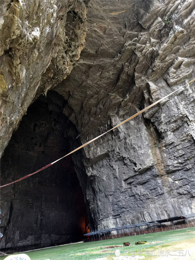 腾龙洞属中国目前最大的溶洞,世界特级洞穴之一,面积