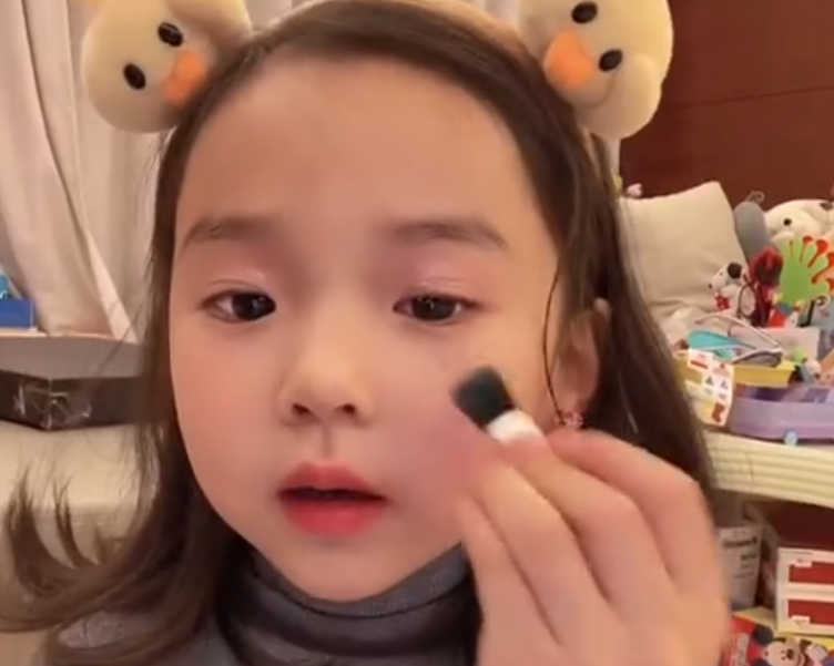 高颜值小女孩变身"花仙子",睁开眼睛后好惊艳,网友:别