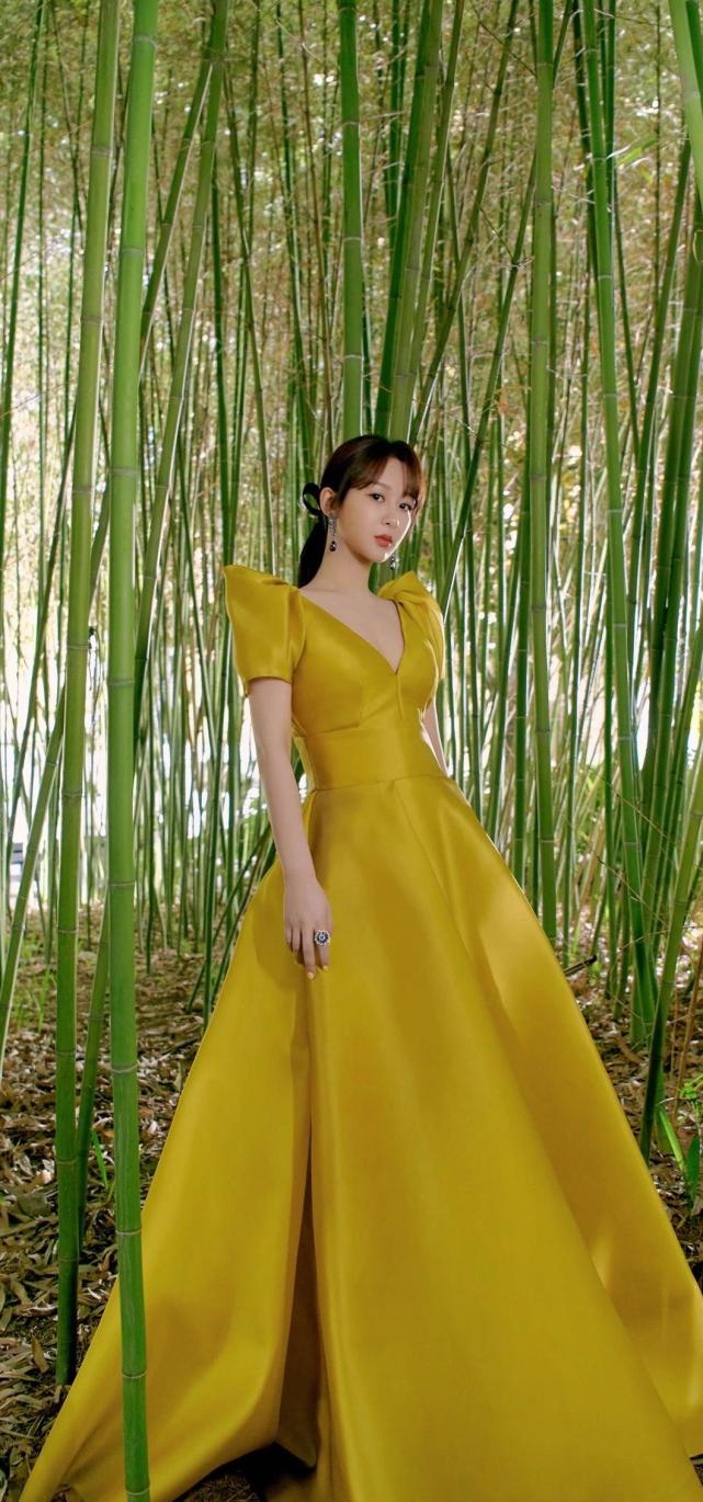 超甜明星杨紫穿礼服极具中国风,美得不可方物