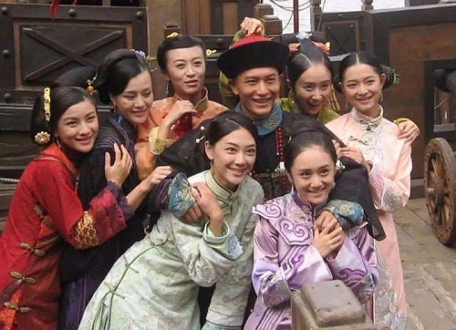 黄晓明2008年在古装剧《鹿鼎记》中饰演出身市井且刁钻油滑的小市民韦