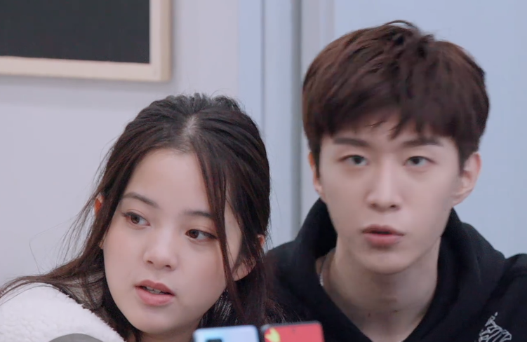 范丞丞和欧阳娜娜戴"情侣对戒,当众帮女方按摩,导演吓的赶紧切镜头