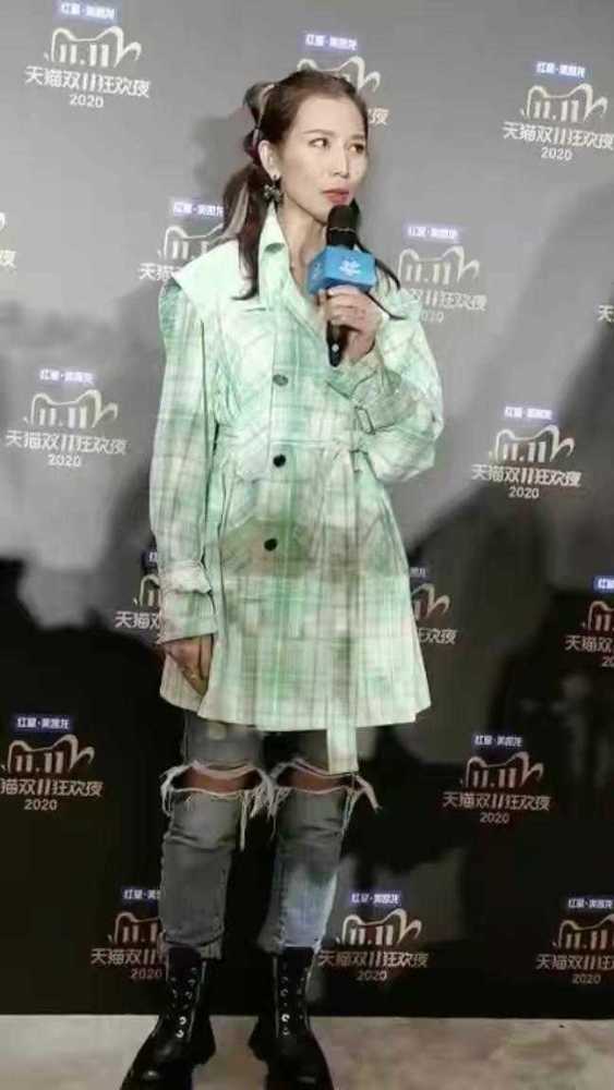 蔡少芬气质太好了,一身印花造型配红色长靴,穿出满满高级感