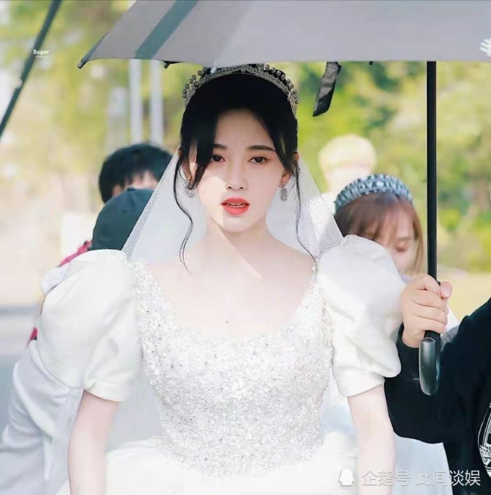 因为婚纱照比美,鞠婧祎许佳琪粉丝比较两人实绩,许佳琪完败?