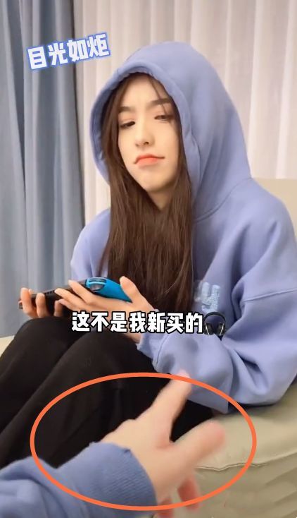 刘思瑶恋情被曝光后,穿"校服"现身,这么早就拍校园婚纱照吗