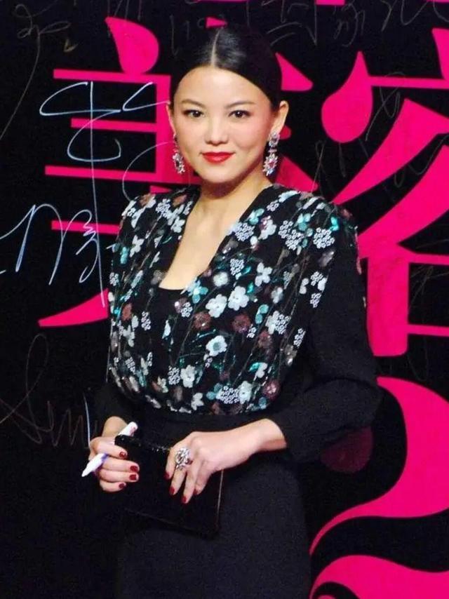 李湘"胖"点才好看,肉感身材穿什么都显女人味,珠圆玉润的真美