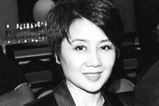 此女是澳门女赌王,14k黑老大引路,赌王帮忙,成就百亿大富婆!