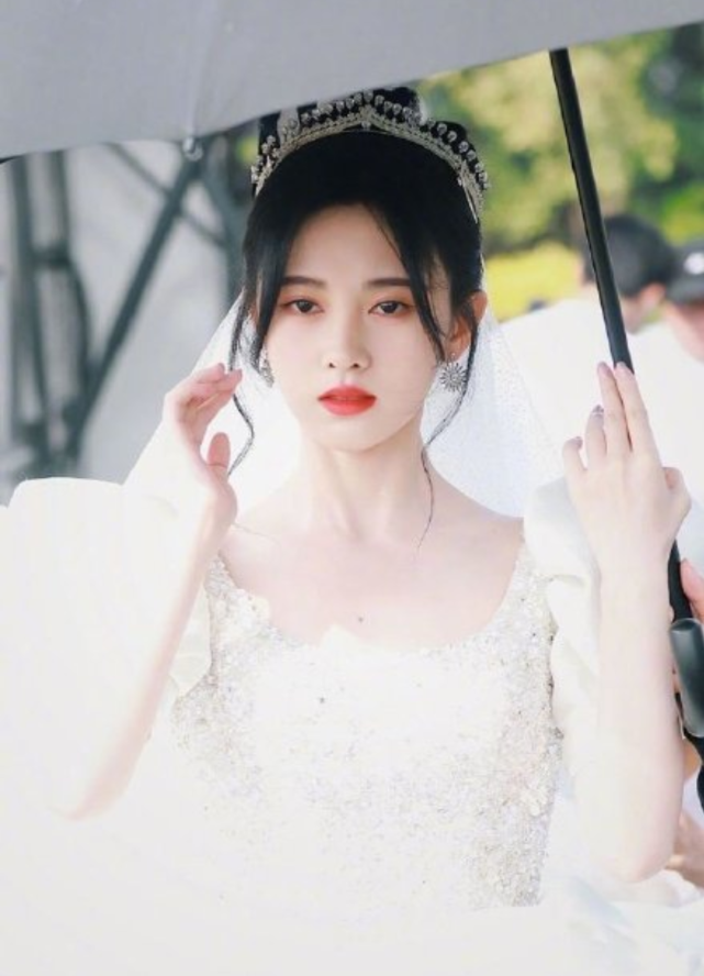 鞠婧祎许佳琪同款新娘造型,都是梨花带泪的美人,谁更美一点呢