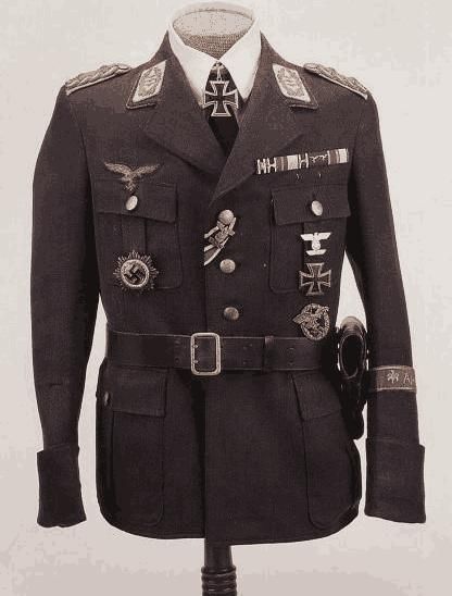 二战时德军军服上的红色斜布条是何种意思?用途很有深意