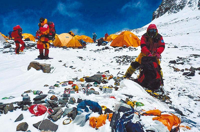 目前,珠峰面临着严重的污染问题,长眠珠峰的登山者遗体不算什么,但是