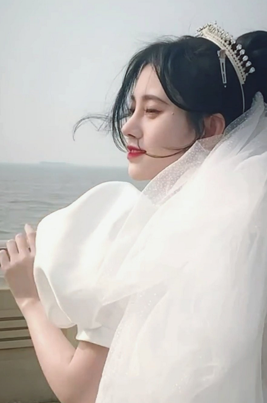 鞠婧祎"婚纱照"被疯传,当她披上3米头纱,不知道会便宜