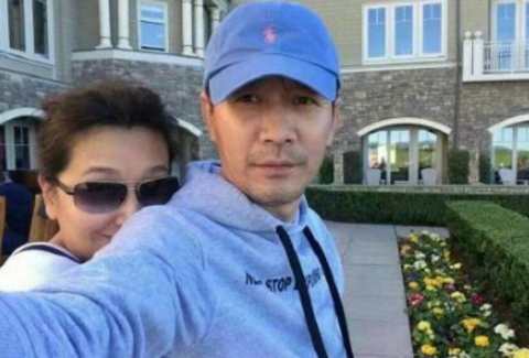 53岁江珊素颜老态略发福疑二婚大秀恩爱女儿黝黑颜值不如妈