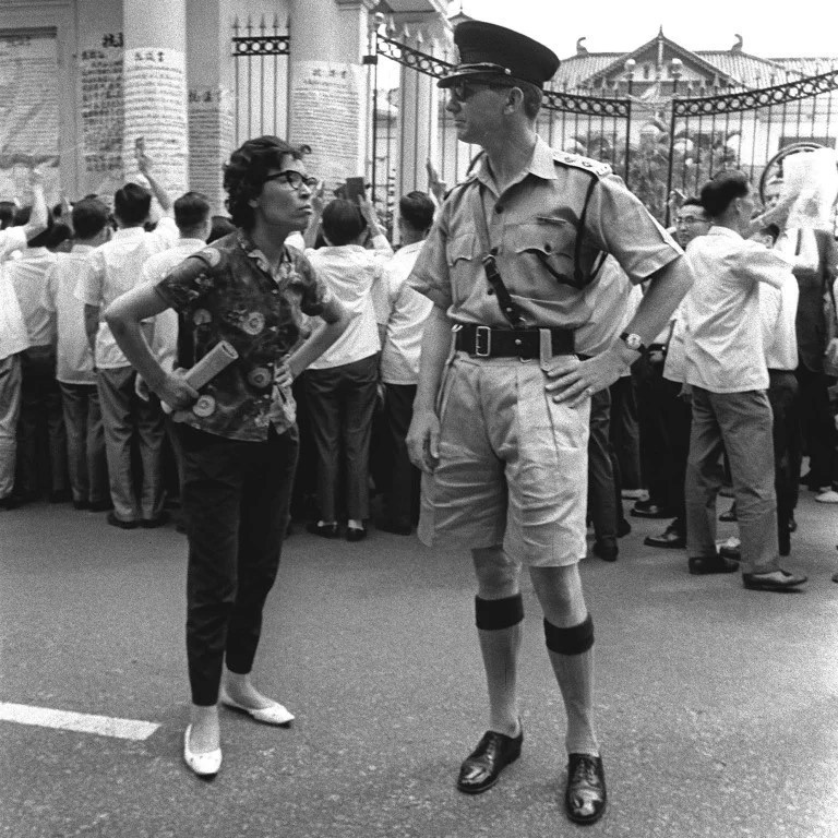 1967年,一名香港居民与白人警察对峙