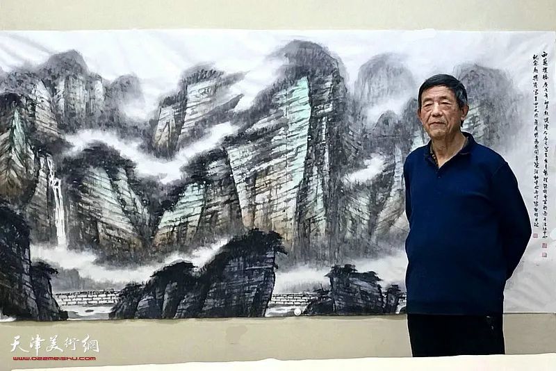 画家张柏林在画作前.画家谷伯言在创作中.画家谷伯言在画作前.