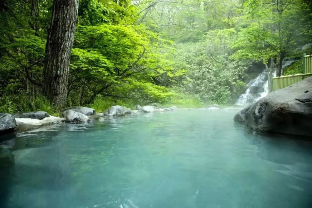 安宁温泉确实担得此赞,温泉水温适中,常保持在42℃到45℃之间,水质