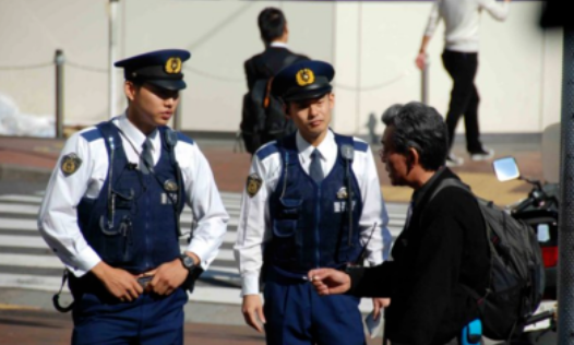 日本警察是什么样的?为什么他们会跪着执法,执勤时要拿根棍子?