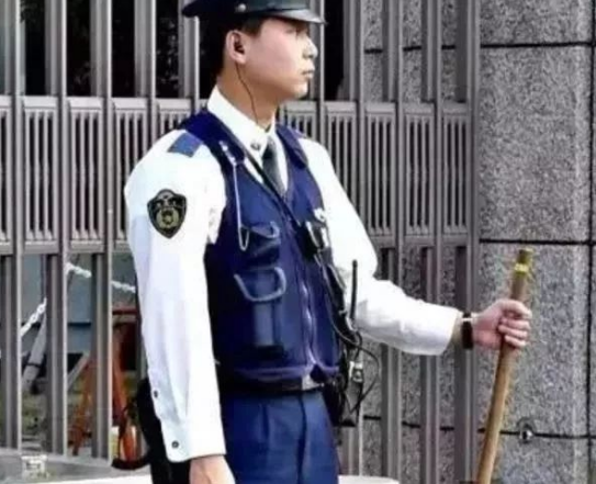 日本警察是什么样的?为什么他们会跪着执法,执勤时要拿根棍子?