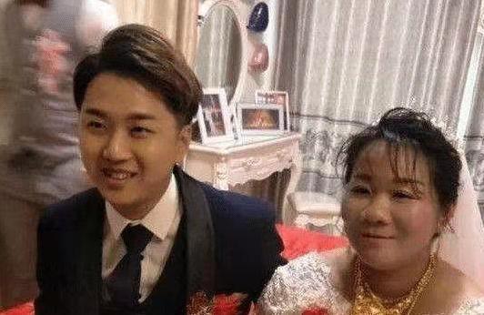还记得不顾反对娶了大学同学55岁母亲的21岁学生吗他后来如何