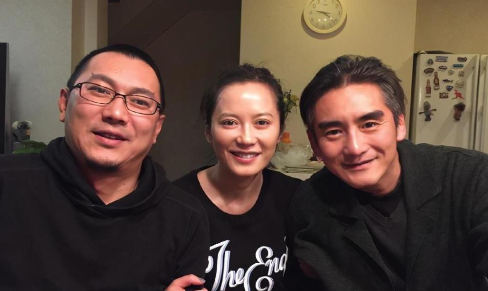 俞飞鸿跟恩师合影,素颜面对镜头很自信,反光有法令文都很真实!