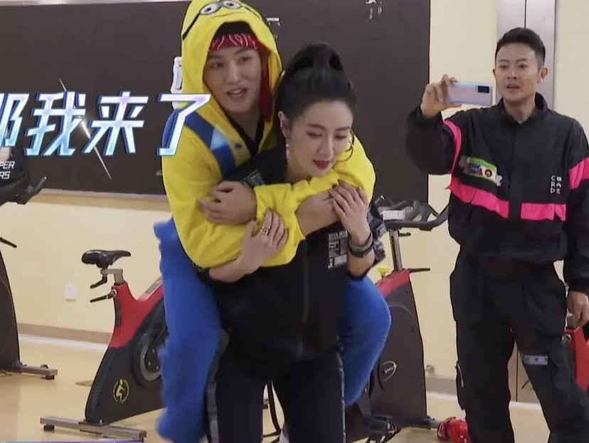 像公主抱这么亲密的动作,普通人要情侣之间才能做.