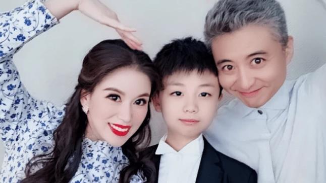 著名相声演员满头白发,妻子满脸胶原蛋白,夫妻看上去像父女