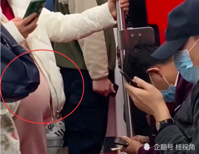 实拍广东一孕妇挺着大肚子乘地铁,一路都是站着,让人心酸