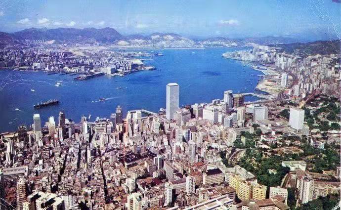 香港是世界上人口密度最高的地区之一,而较高的人口密度与发达的经济