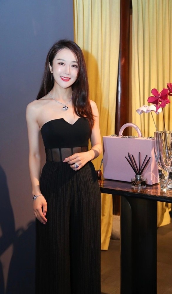 李依晓罕见秀身材,透视上衣真敢穿,穿直筒裤层次丰富还显白