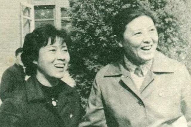 直到1978年,杨丽坤被调到上海电影制片厂,才与分别多年的丈夫,儿子