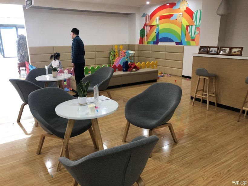 顾客休息区,儿童游乐区,配置还不错的.