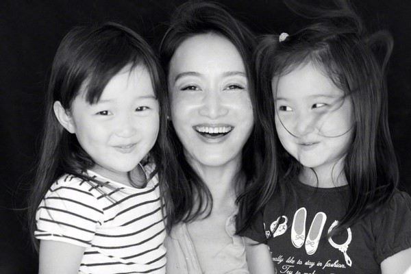 前央视主持赵子琪晒娃女儿瘫坐吃相难看屋里放滑梯别墅带庭院