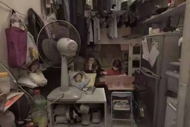 香港情侣蜗居5平廉租房数万人被困棺材房揭开贫穷背后真相