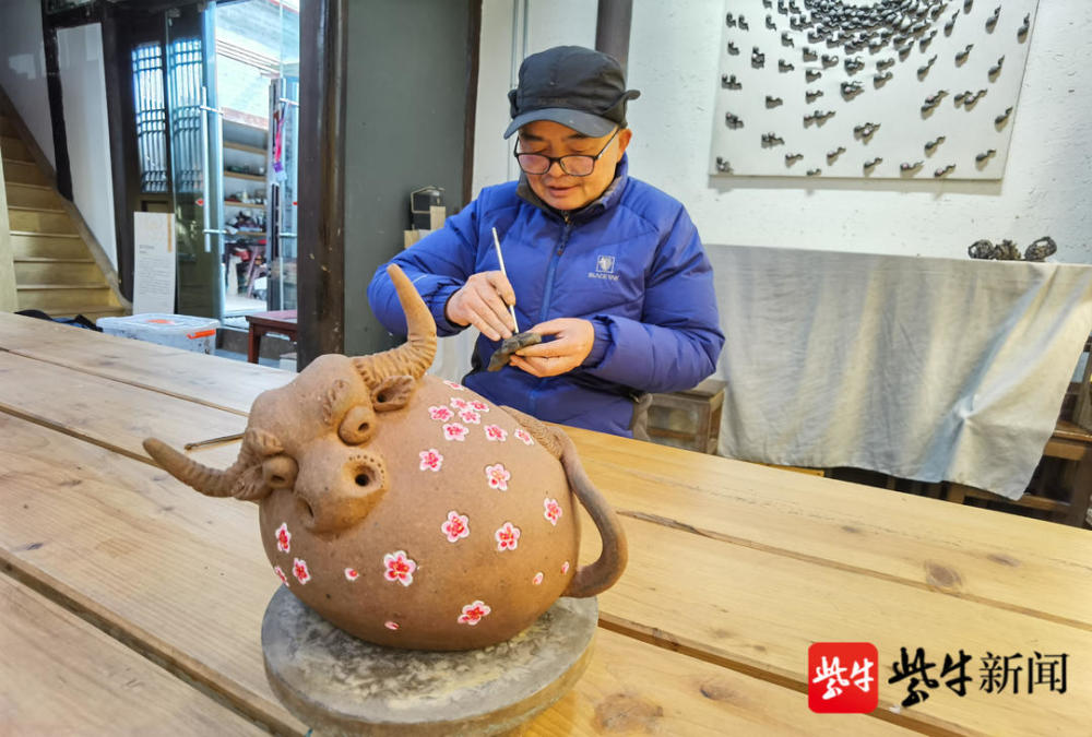 太平泥叫叫的制作者叫周宝康,也是镇江"太平泥叫叫"的非遗省级代表性