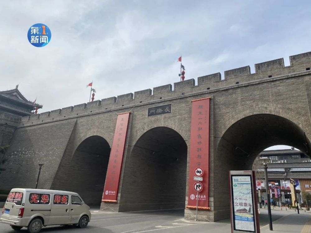 (拍摄于西安长乐门) 但是,勿幕门(小南门),解放门不具备悬挂条件,故