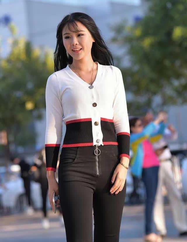拥有婴儿肥脸蛋的小姐姐,一件紧身牛仔裤穿出可爱!