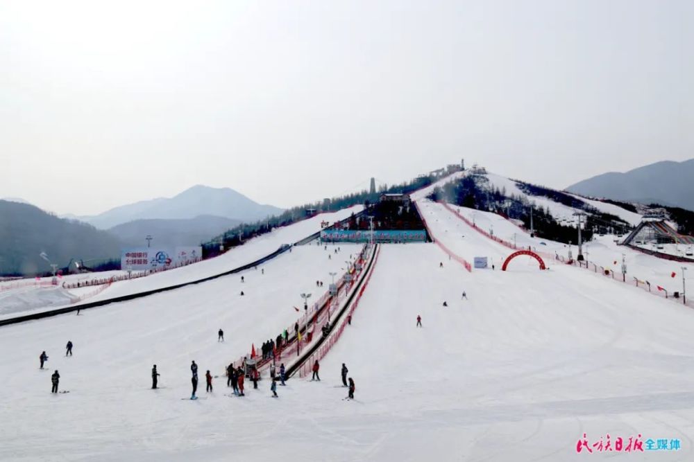 松鸣岩国际滑雪场