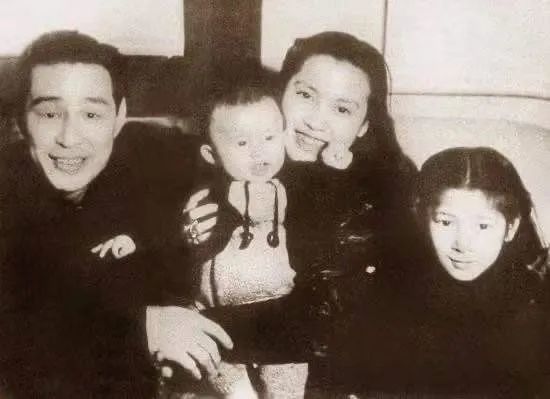 1948年,金焰,秦怡和儿子金捷,女儿斐斐