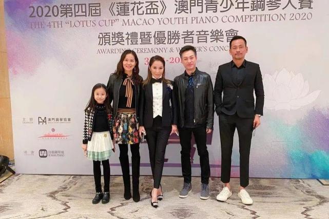 洗米华夫妇情侣装出席颁奖,洗米嫂穿西装帅气干练,气场碾压老公