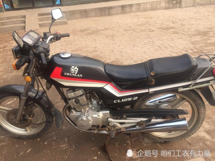 图一为90年代的国产春兰豹摩托车,图二为80年代纯进口的honda cb125t