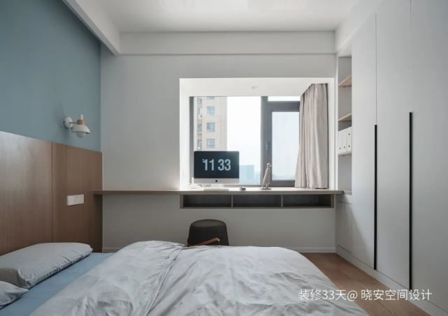 主卧地面整体抬高,床头木地板上墙设计,与蓝色背景墙形成对比,视觉