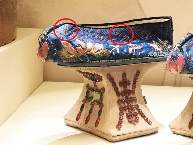 鞋跟为木制高跟,形似花盆,外表刷白,四周以彩色料珠钉缀出福寿双钱