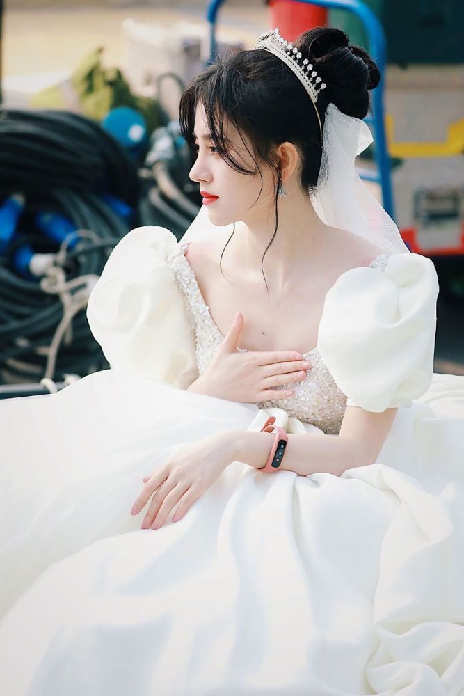 鞠婧祎婚纱照火了 是迪士尼在逃公主吗