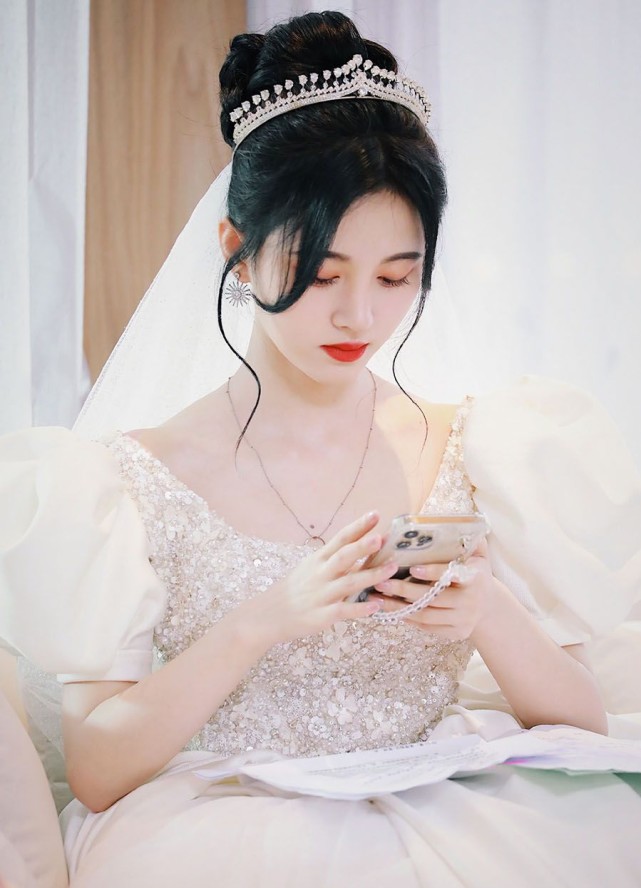 鞠婧祎婚纱照火了 是迪士尼在逃公主吗