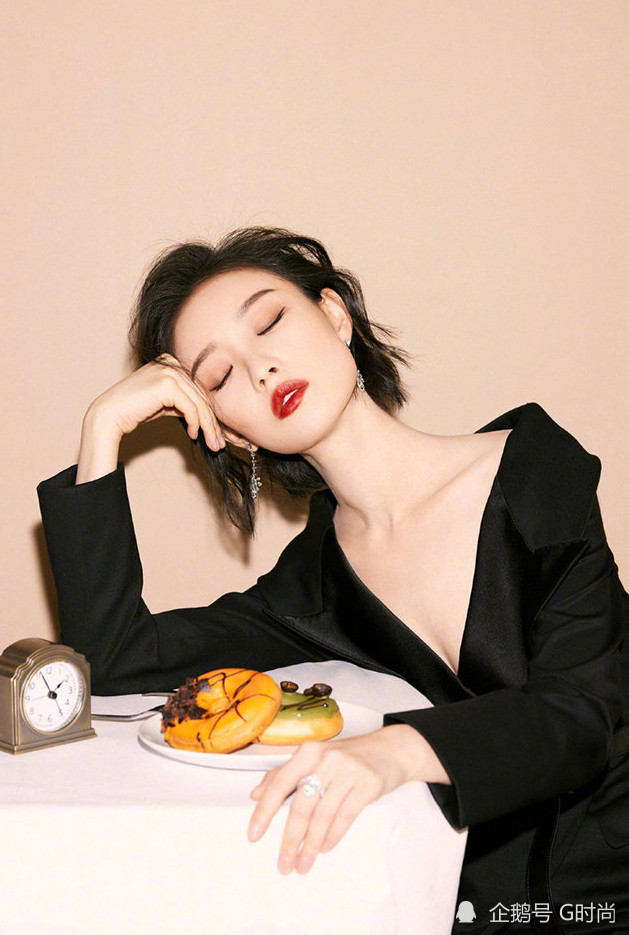 倪妮身穿黑色深v连衣裙优雅知性,微卷短发与甜甜圈的碰撞又俏皮十足