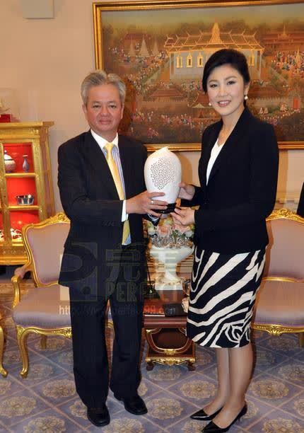不愧是泰国最美女总理英拉穿红色针织衫气质优雅花围巾真时髦