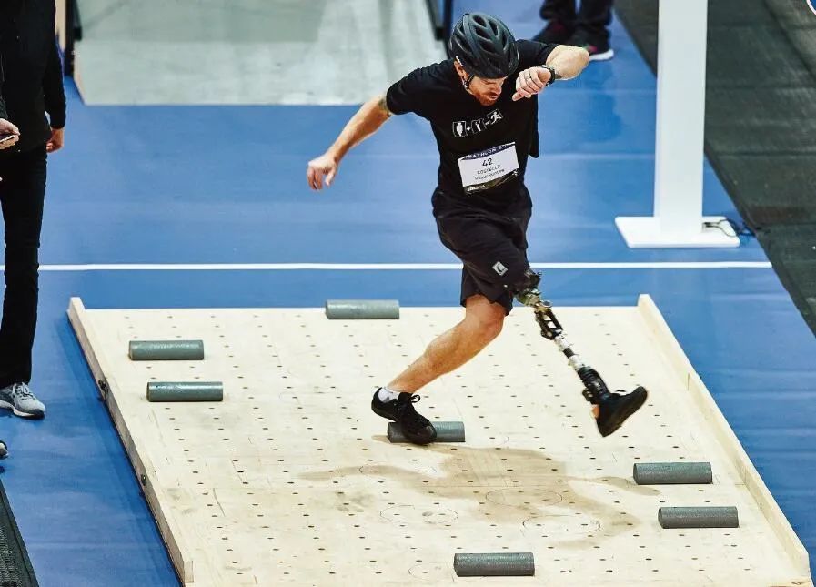 穿机械腿走楼梯用机械臂干针线活给残疾人运动会加点科技