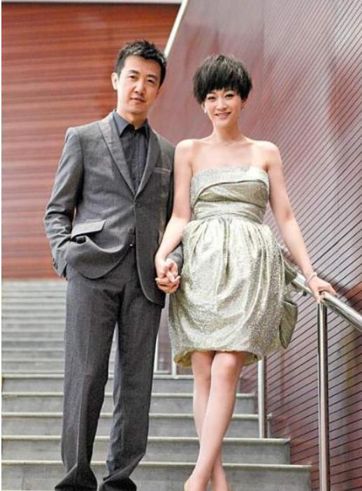 一段时间后,李小冉认识了导演鄢颇. 一年后,和孙东海分手已近两年.