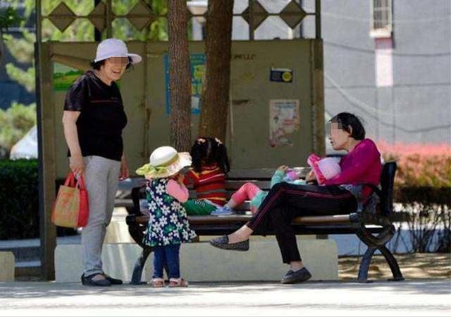 同一个小区遛娃50岁奶奶和50岁妈妈碰面差距全写在脸上心酸